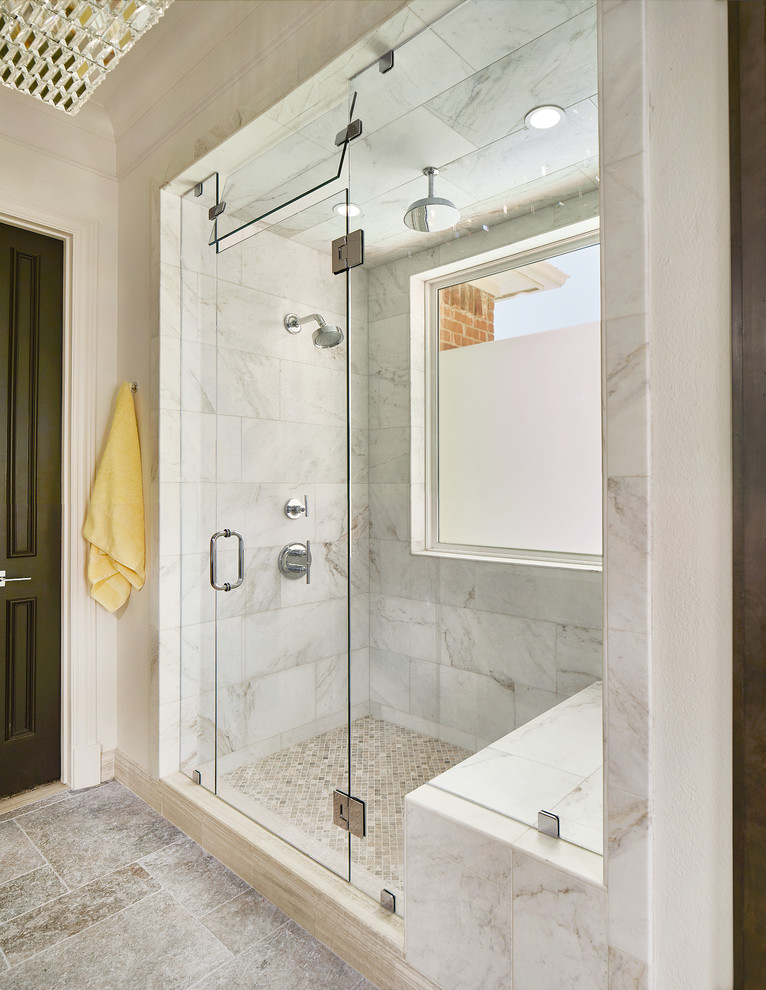 Mittelgroßes Klassisches Badezimmer En Suite mit weißen Fliesen, Marmorfliesen, weißer Wandfarbe, Travertin und grauem Boden in Dallas