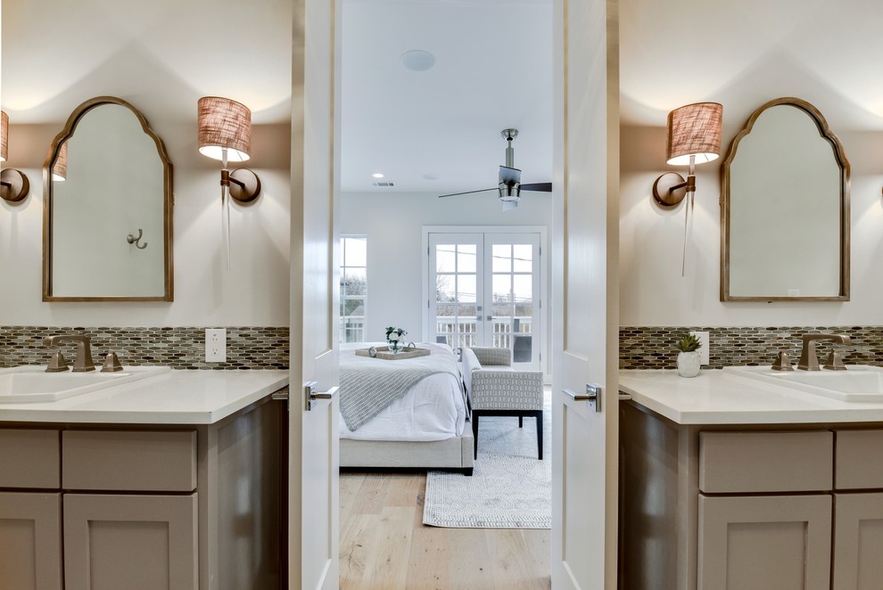 На фото: большая главная ванная комната в стиле неоклассика (современная классика) с фасадами в стиле шейкер, белыми фасадами, накладной ванной, двойным душем, унитазом-моноблоком, белыми стенами, полом из травертина, бежевым полом, душем с распашными дверями, столешницей из искусственного кварца, стеклянной плиткой, белой столешницей, зеленой плиткой и накладной раковиной с