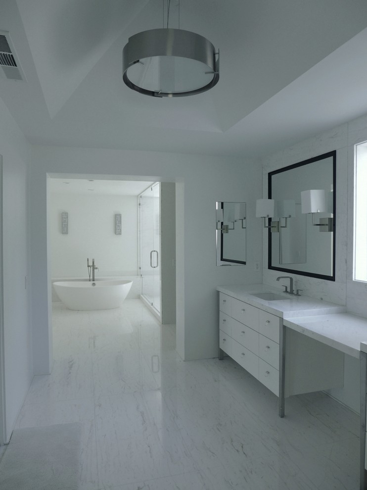 Idéer för mycket stora funkis en-suite badrum, med möbel-liknande, vita skåp, ett fristående badkar, en dusch i en alkov, vit kakel, stenkakel, vita väggar, marmorgolv, ett undermonterad handfat och marmorbänkskiva