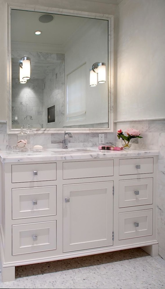 Idee per una stanza da bagno padronale tradizionale di medie dimensioni con ante in stile shaker, ante bianche, piastrelle grigie, pareti bianche, lavabo sottopiano, top in marmo, piastrelle di marmo, pavimento in marmo, pavimento bianco e top bianco