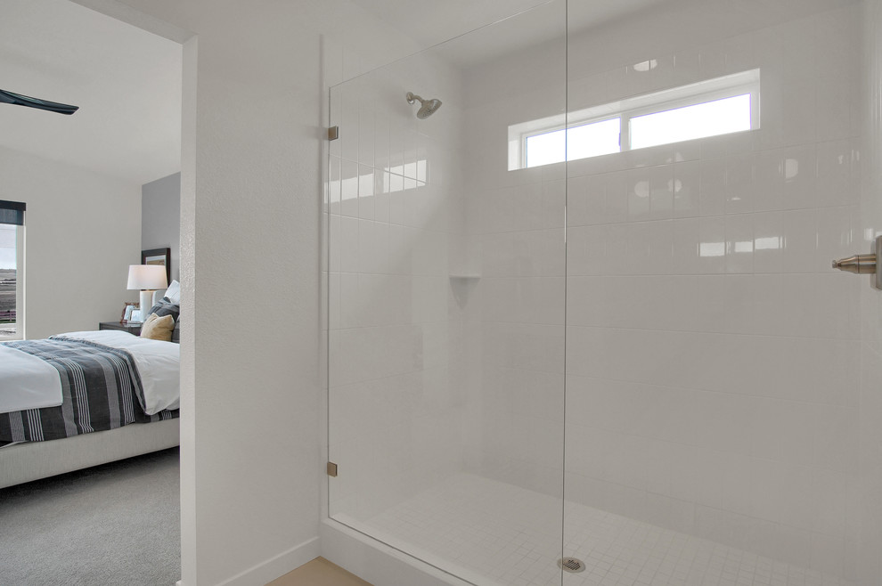 Diseño de cuarto de baño principal vintage de tamaño medio con ducha empotrada, baldosas y/o azulejos blancos, baldosas y/o azulejos de porcelana, paredes blancas y ducha con puerta con bisagras