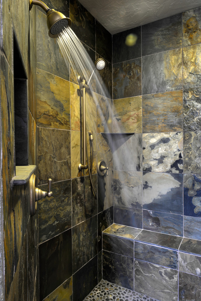 Idee per una grande stanza da bagno padronale american style con doccia aperta e piastrelle multicolore