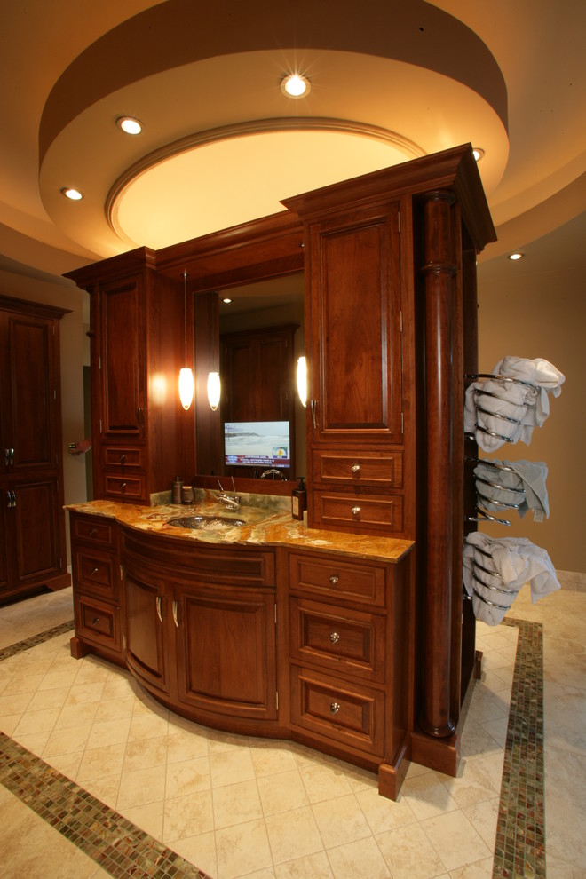 Exempel på ett stort klassiskt flerfärgad flerfärgat en-suite badrum, med skåp i mellenmörkt trä, en dubbeldusch, beige kakel, beige väggar, luckor med upphöjd panel, klinkergolv i porslin, ett undermonterad handfat, granitbänkskiva, beiget golv och dusch med gångjärnsdörr