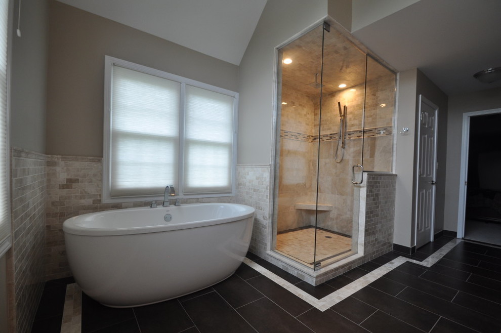 Exemple d'une grande salle de bain principale tendance en bois foncé avec un placard avec porte à panneau surélevé, une baignoire indépendante, une douche d'angle, un carrelage beige, un carrelage noir, des carreaux de porcelaine, un mur beige, un sol en carrelage de porcelaine, un lavabo encastré et un plan de toilette en granite.