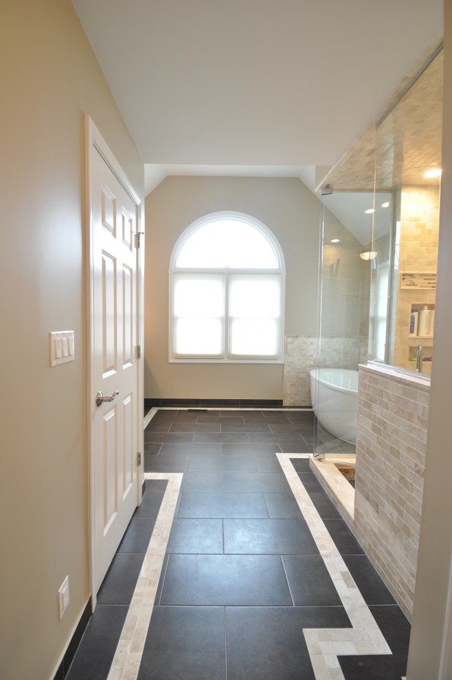 Aménagement d'une grande salle de bain principale contemporaine en bois foncé avec un placard avec porte à panneau surélevé, une baignoire indépendante, une douche d'angle, un carrelage beige, un carrelage noir, des carreaux de porcelaine, un mur beige, un sol en carrelage de porcelaine, un lavabo encastré et un plan de toilette en granite.