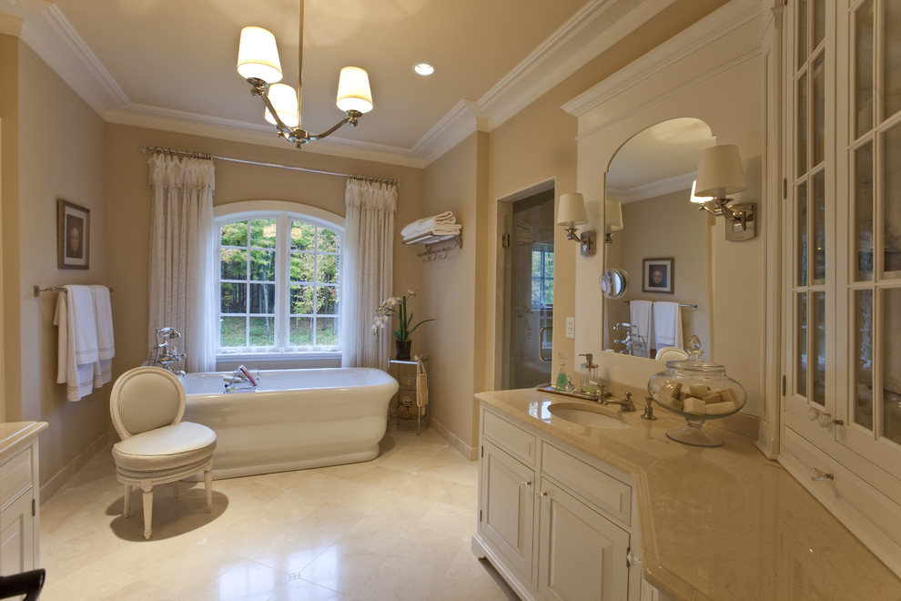 Стильный дизайн: большая ванная комната в классическом стиле с отдельно стоящей ванной - последний тренд