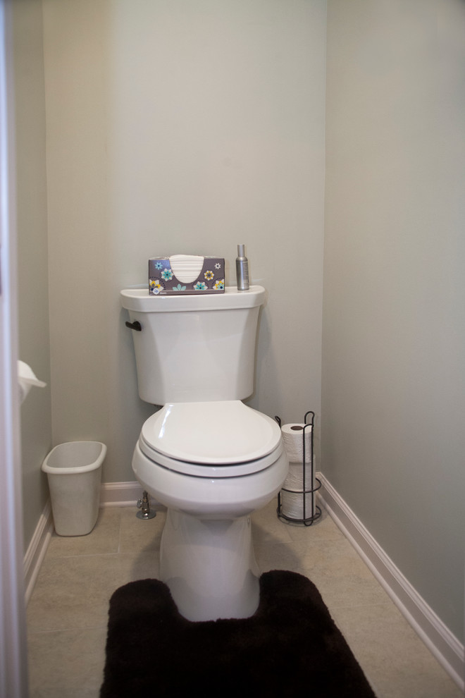 Cette photo montre un WC et toilettes tendance.