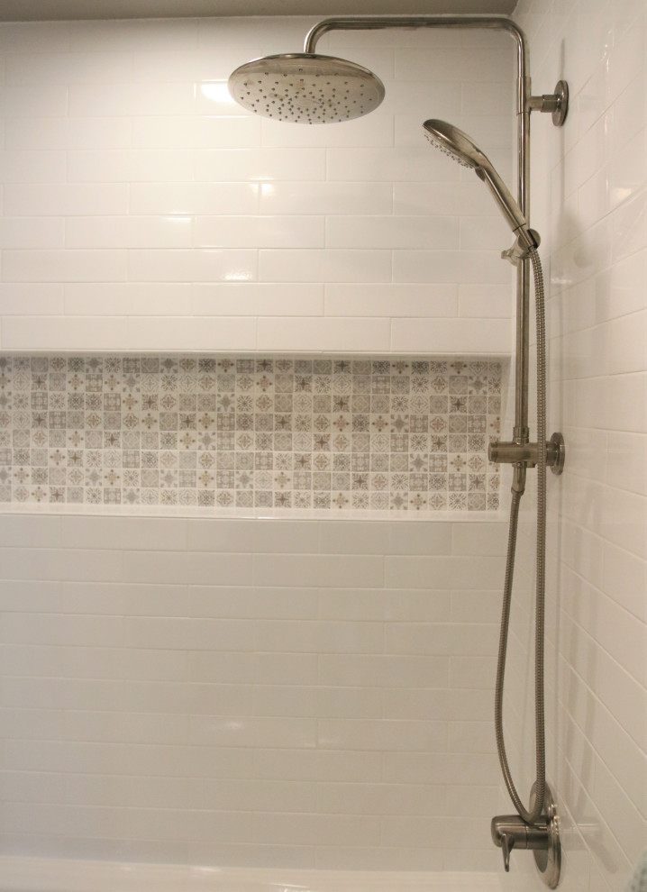Foto på ett mellanstort vintage vit en-suite badrum, med skåp i shakerstil, skåp i mörkt trä, ett badkar i en alkov, en dusch/badkar-kombination, en toalettstol med hel cisternkåpa, vit kakel, keramikplattor, beige väggar, klinkergolv i porslin, ett nedsänkt handfat, laminatbänkskiva, grått golv och dusch med duschdraperi
