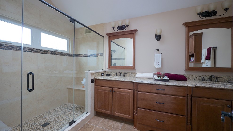 Foto på ett stort vintage en-suite badrum, med ett undermonterad handfat, luckor med upphöjd panel, skåp i mellenmörkt trä, granitbänkskiva, en öppen dusch, brun kakel, glaskakel, beige väggar och klinkergolv i porslin