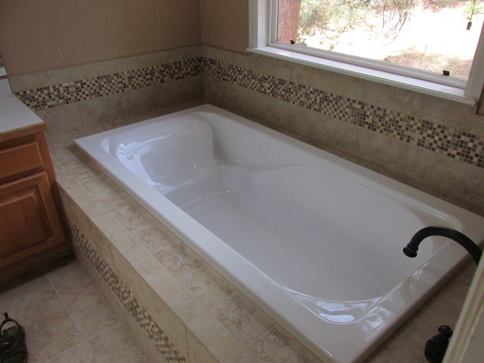 Réalisation d'une salle de bain principale minimaliste de taille moyenne avec un combiné douche/baignoire, un carrelage beige, des carreaux de céramique, un mur beige et un sol en carrelage de céramique.