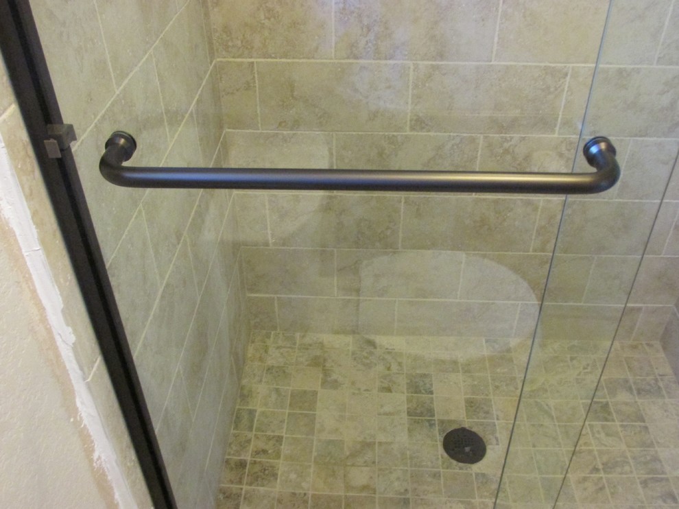 Mittelgroßes Modernes Badezimmer En Suite mit Duschbadewanne, beigen Fliesen, Keramikfliesen, beiger Wandfarbe und Keramikboden in Denver