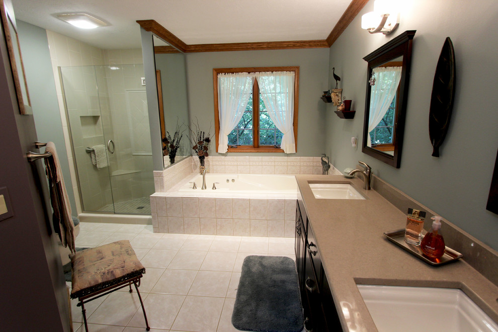 Источник вдохновения для домашнего уюта: главная ванная комната среднего размера в классическом стиле с угловым душем, бежевой плиткой, врезной раковиной, столешницей из искусственного кварца и душем с распашными дверями