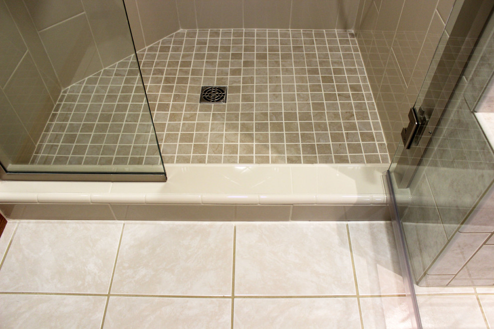 Immagine di una stanza da bagno padronale chic di medie dimensioni con doccia ad angolo, piastrelle beige, lavabo sottopiano, top in quarzo composito e porta doccia a battente