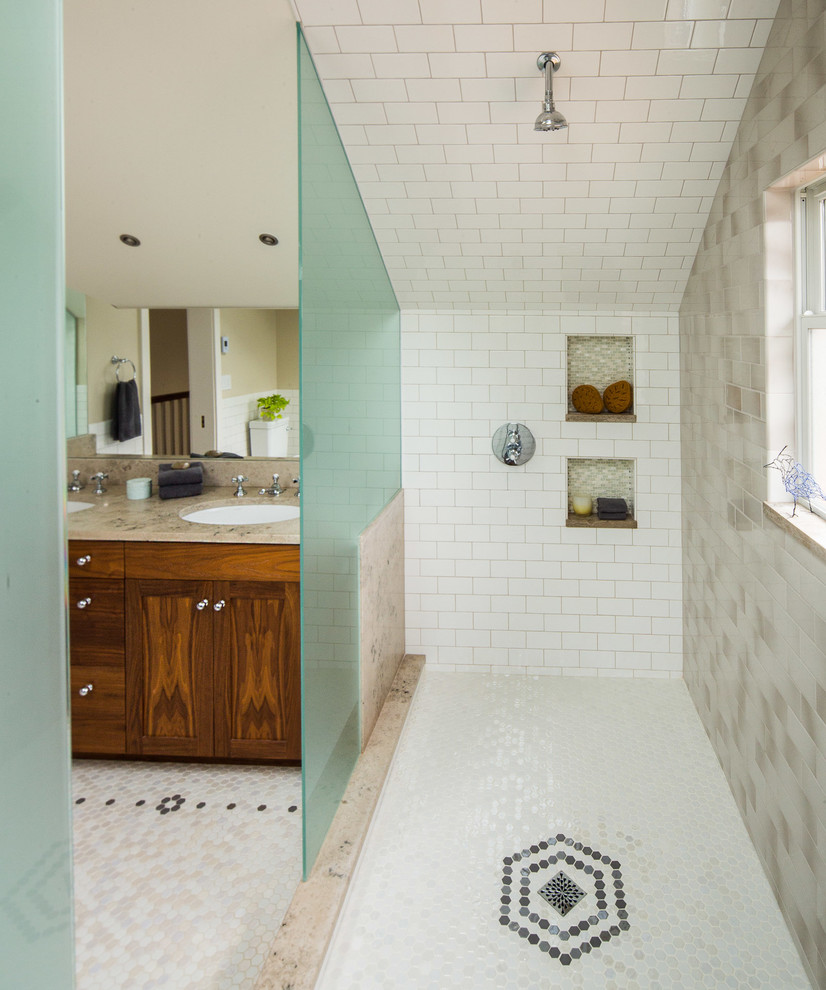 На фото: главная ванная комната среднего размера в стиле кантри с плоскими фасадами, темными деревянными фасадами, двойным душем, раздельным унитазом, белой плиткой, плиткой кабанчик, бежевыми стенами, полом из мозаичной плитки, белым полом и открытым душем