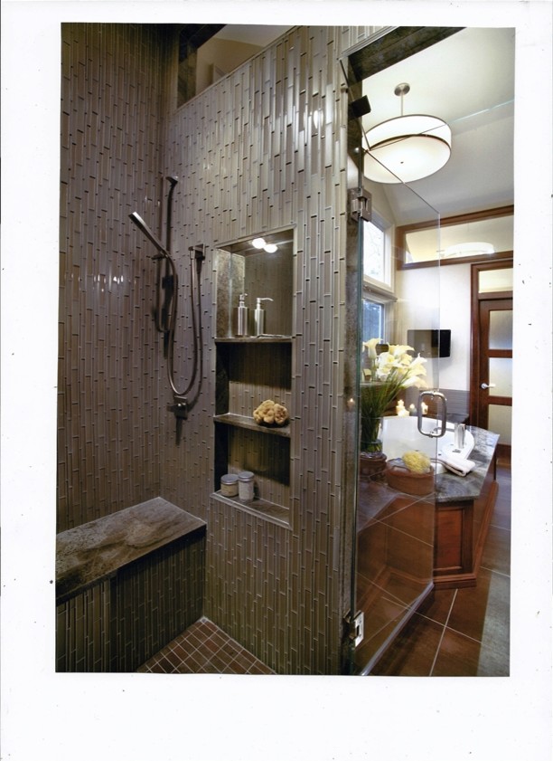 Idee per una stanza da bagno boho chic con piastrelle di vetro e pavimento in gres porcellanato