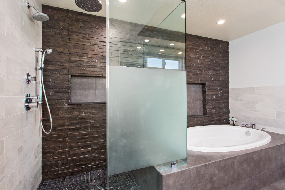 Exempel på ett stort klassiskt en-suite badrum, med skåp i shakerstil, vita skåp, en jacuzzi, en hörndusch, en toalettstol med separat cisternkåpa, svart kakel, skifferkakel, grå väggar, klinkergolv i keramik, ett undermonterad handfat, bänkskiva i kvarts, svart golv och dusch med gångjärnsdörr