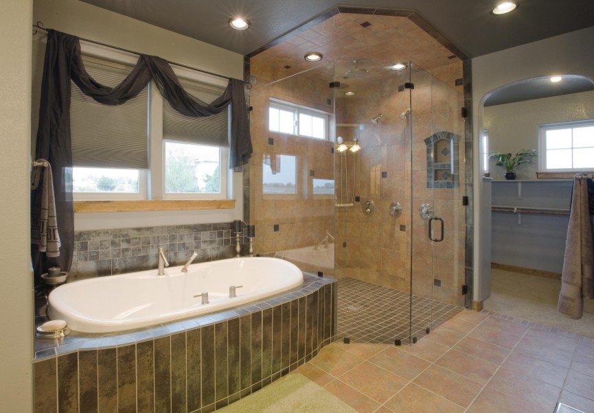 Idéer för ett klassiskt en-suite badrum, med en hörndusch, beige kakel och stenkakel