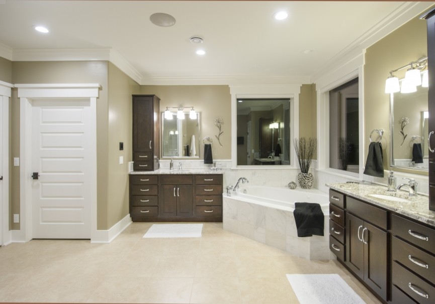 Idéer för ett modernt en-suite badrum, med ett undermonterad handfat, luckor med infälld panel, skåp i mörkt trä, granitbänkskiva, ett hörnbadkar, beige kakel, stenkakel, grå väggar och travertin golv