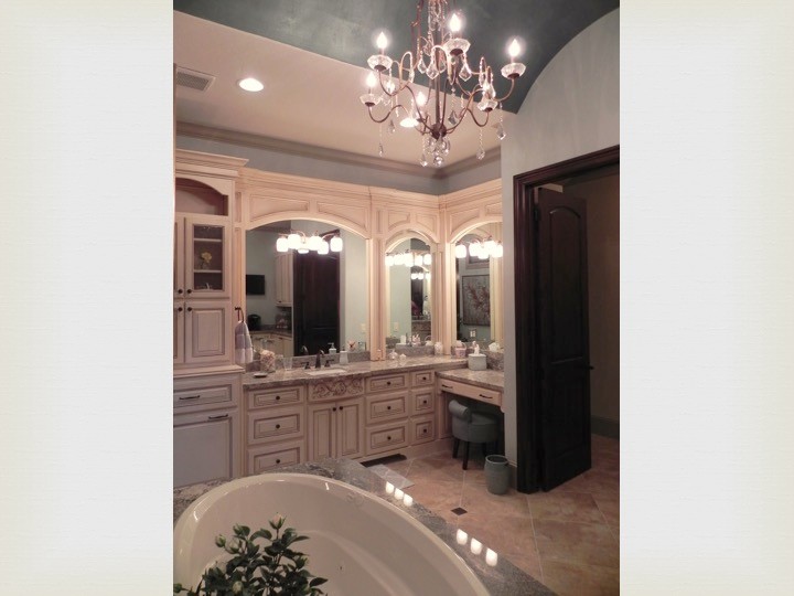 Идея дизайна: большая главная ванная комната в средиземноморском стиле с накладной ванной, двойным душем, полом из травертина и столешницей из гранита