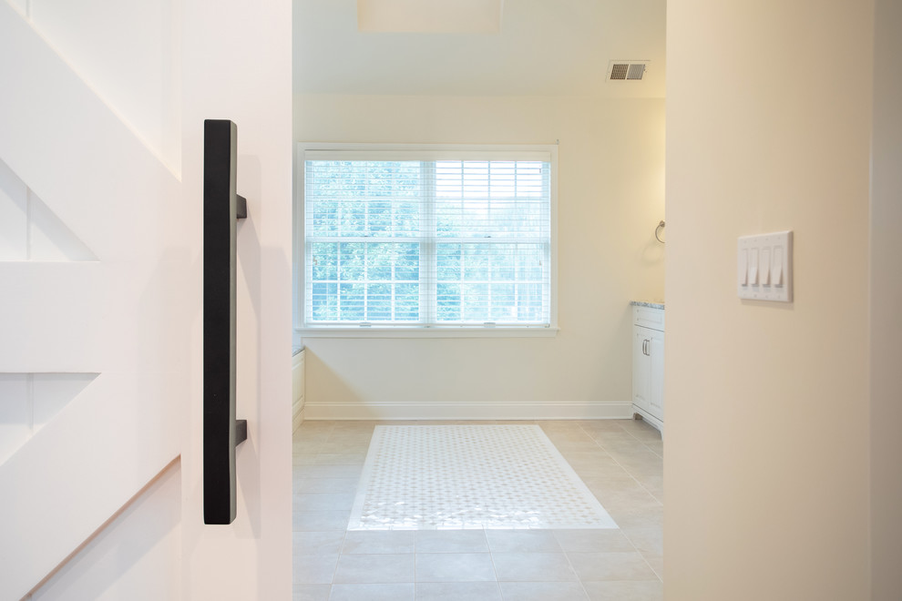 Идея дизайна: большая главная ванная комната в современном стиле с фасадами с декоративным кантом, белыми фасадами, накладной ванной, открытым душем, унитазом-моноблоком, белой плиткой, керамической плиткой, бежевыми стенами, полом из керамической плитки, накладной раковиной, мраморной столешницей, бежевым полом, душем с распашными дверями и серой столешницей