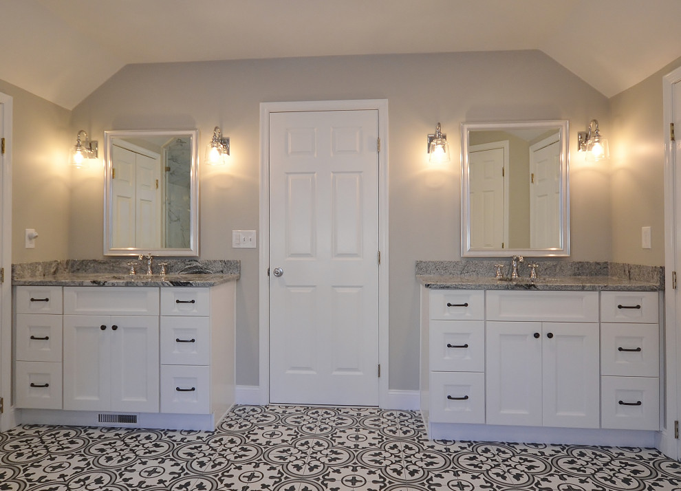 Стильный дизайн: большая главная ванная комната в стиле неоклассика (современная классика) с фасадами с выступающей филенкой, белыми фасадами, отдельно стоящей ванной, угловым душем, унитазом-моноблоком, черно-белой плиткой, мраморной плиткой, серыми стенами, полом из керамической плитки, врезной раковиной, столешницей из гранита, разноцветным полом, душем с распашными дверями, разноцветной столешницей, сиденьем для душа, тумбой под две раковины, встроенной тумбой, сводчатым потолком и панелями на стенах - последний тренд