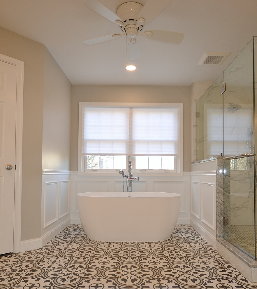 Exempel på ett stort klassiskt flerfärgad flerfärgat en-suite badrum, med luckor med upphöjd panel, vita skåp, ett fristående badkar, en hörndusch, en toalettstol med hel cisternkåpa, svart och vit kakel, marmorkakel, grå väggar, klinkergolv i keramik, ett undermonterad handfat, granitbänkskiva, flerfärgat golv och dusch med gångjärnsdörr