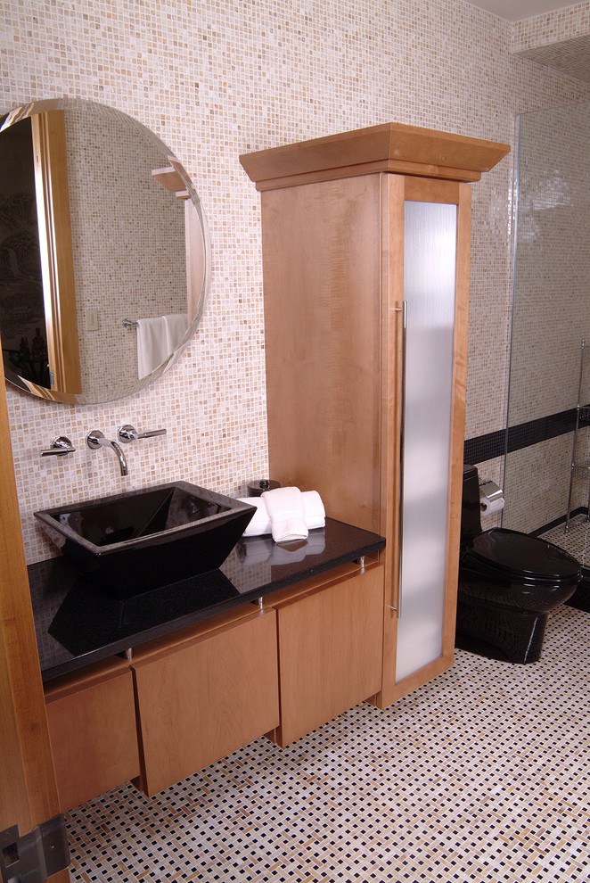 Idées déco pour une douche en alcôve principale contemporaine en bois brun de taille moyenne avec un placard à porte plane, WC à poser, un carrelage beige, un carrelage blanc, mosaïque, un mur beige, un sol en carrelage de terre cuite, une vasque et un plan de toilette en surface solide.