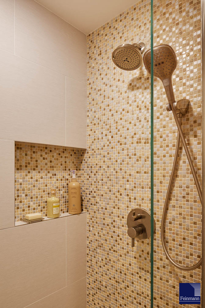 Idées déco pour une petite salle de bain principale classique en bois brun avec un placard à porte plane, une douche à l'italienne, WC à poser, un carrelage multicolore, des carreaux de porcelaine, un mur beige, un sol en carrelage de porcelaine, un lavabo encastré et un plan de toilette en quartz.