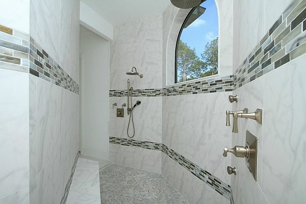 Diseño de cuarto de baño principal clásico renovado grande con ducha empotrada, baldosas y/o azulejos multicolor, paredes blancas, baldosas y/o azulejos de vidrio y suelo de baldosas de porcelana