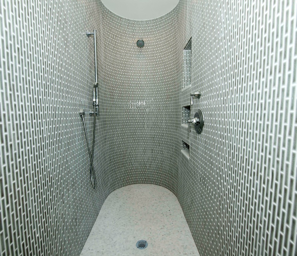 Esempio di un'ampia stanza da bagno padronale chic con doccia aperta e pistrelle in bianco e nero