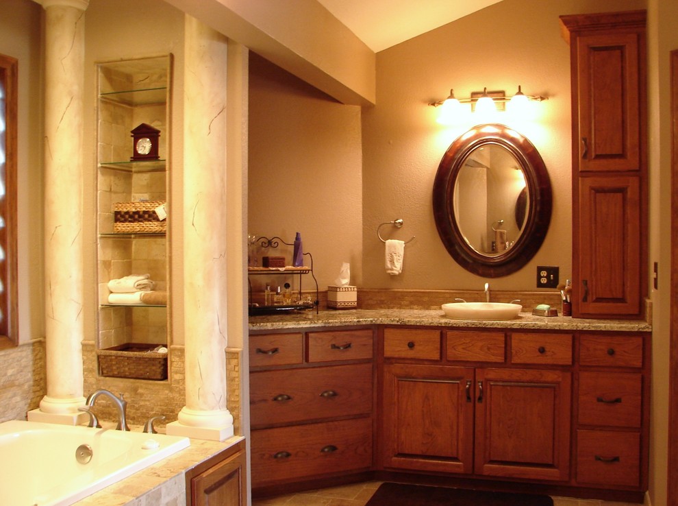 Großes Klassisches Badezimmer En Suite mit profilierten Schrankfronten und hellbraunen Holzschränken in Denver