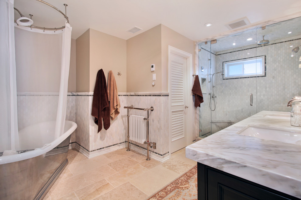 Свежая идея для дизайна: ванная комната в морском стиле с отдельно стоящей ванной и фасадами в стиле шейкер - отличное фото интерьера