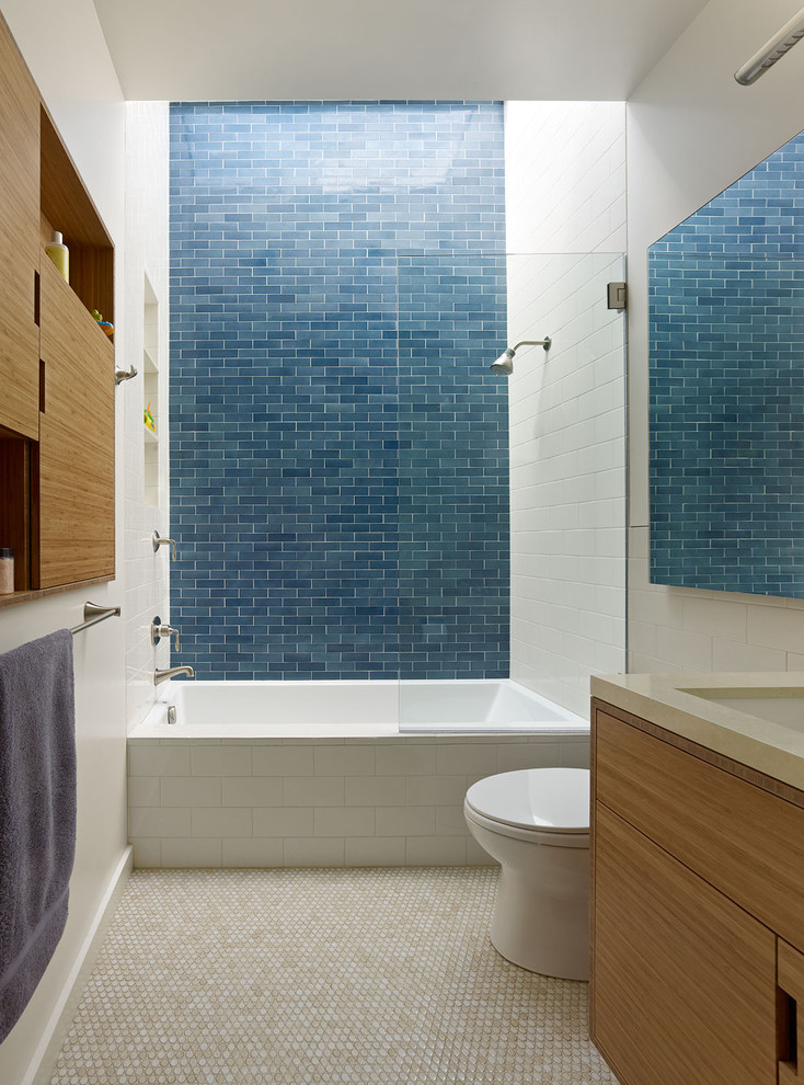 Aménagement d'une salle de bain contemporaine avec une baignoire en alcôve, un combiné douche/baignoire, un carrelage bleu et un sol en carrelage de terre cuite.
