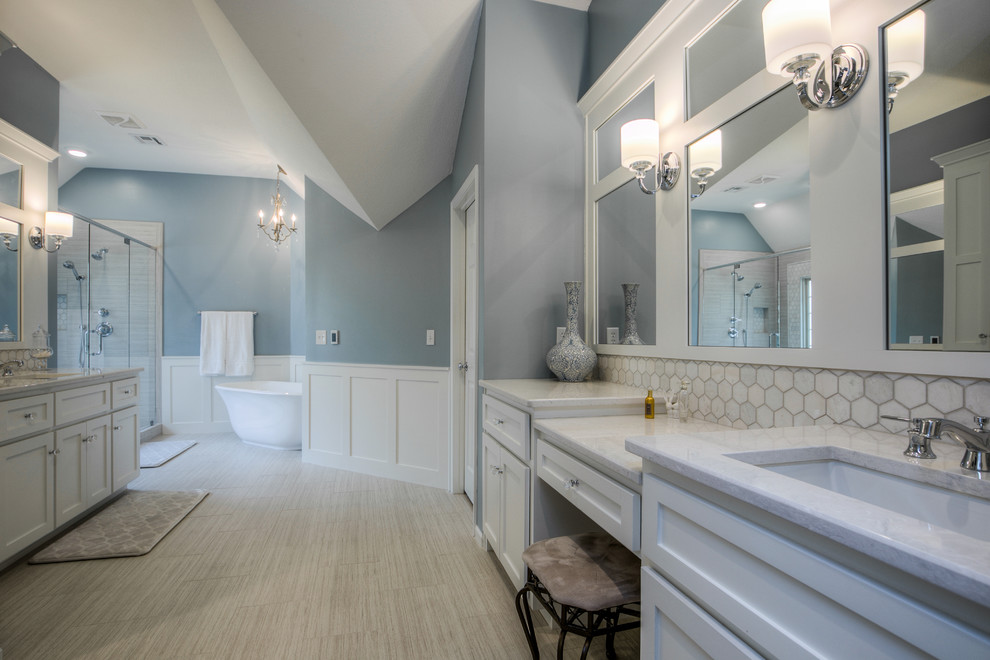 Источник вдохновения для домашнего уюта: ванная комната в стиле неоклассика (современная классика) с белыми фасадами, отдельно стоящей ванной, двойным душем, синей плиткой, керамической плиткой, накладной раковиной, столешницей из искусственного кварца, бежевым полом, душем с распашными дверями и серой столешницей