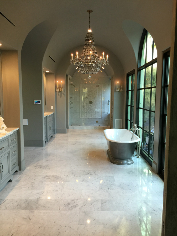 На фото: большая главная ванная комната в стиле неоклассика (современная классика) с фасадами в стиле шейкер, серыми фасадами, отдельно стоящей ванной, душем в нише, серыми стенами, полом из линолеума, разноцветным полом и душем с распашными дверями