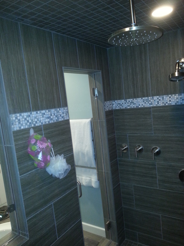 На фото: большая главная ванная комната в стиле модернизм с настольной раковиной, плоскими фасадами, белыми фасадами, столешницей из гранита, японской ванной, двойным душем, унитазом-моноблоком, серой плиткой, керамической плиткой, синими стенами и полом из керамической плитки