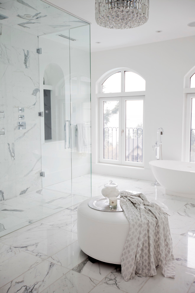 Modern inredning av ett badrum, med ett fristående badkar, en dusch i en alkov och vit kakel