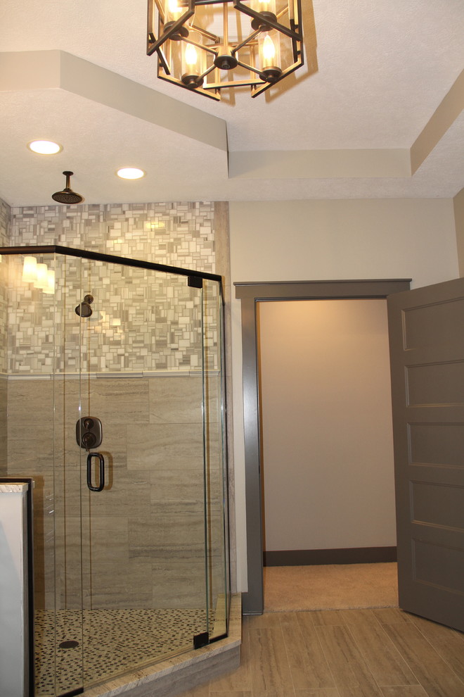 Cette image montre une grande salle de bain principale chalet avec un placard à porte vitrée, des portes de placard noires, une baignoire posée, une douche d'angle, WC séparés, un carrelage multicolore, des carreaux de céramique, un mur beige, carreaux de ciment au sol, un lavabo encastré, un plan de toilette en granite, un sol gris et une cabine de douche à porte battante.