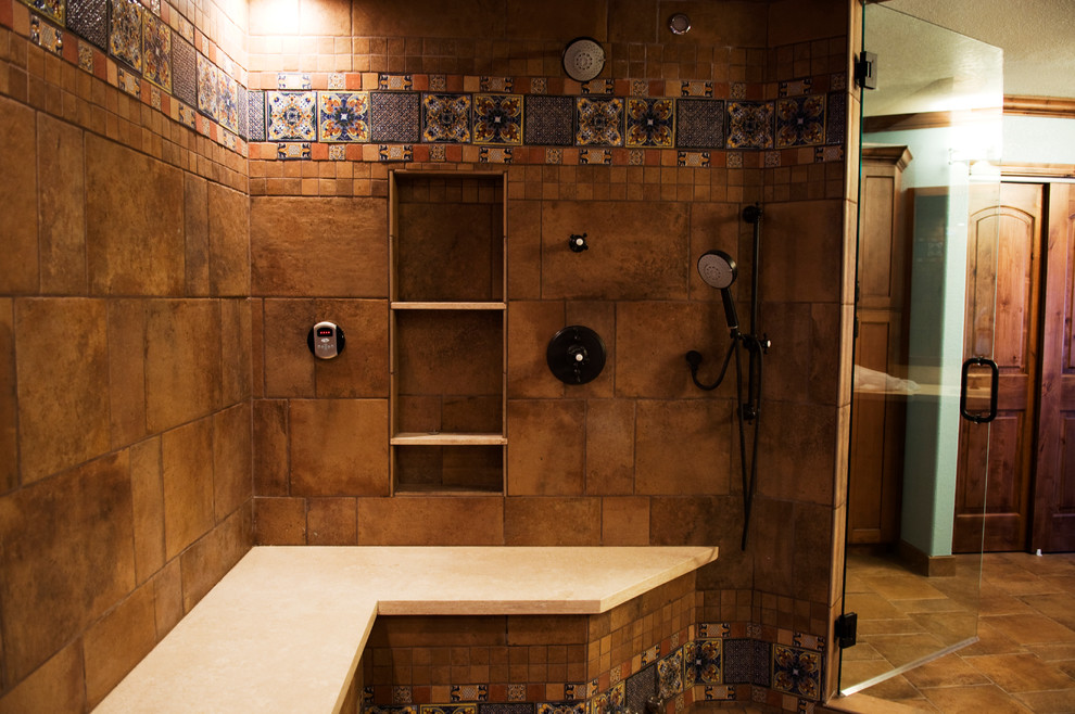 Idéer för ett stort medelhavsstil en-suite badrum, med luckor med profilerade fronter, skåp i mellenmörkt trä, ett platsbyggt badkar, en öppen dusch, flerfärgad kakel, cementkakel, blå väggar, klinkergolv i terrakotta, ett undermonterad handfat och bänkskiva i kalksten