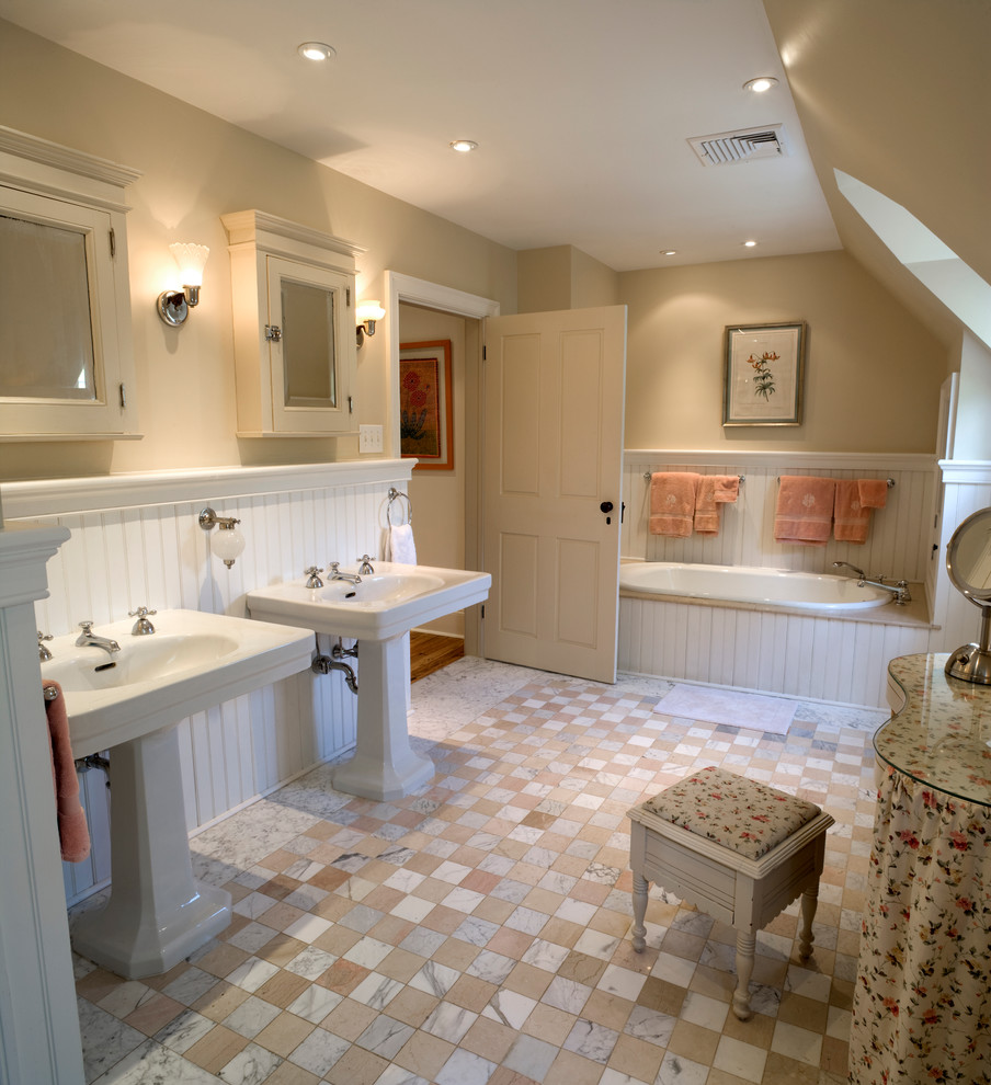 Exempel på ett klassiskt en-suite badrum, med ett piedestal handfat, ett platsbyggt badkar, stenkakel och marmorgolv