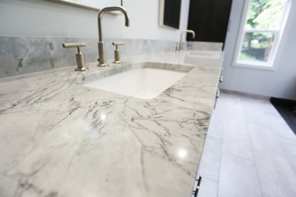 Exempel på ett stort modernt en-suite badrum, med skåp i shakerstil, grå skåp, ett fristående badkar, en öppen dusch, grå kakel, keramikplattor, grå väggar, klinkergolv i keramik, ett undermonterad handfat och marmorbänkskiva