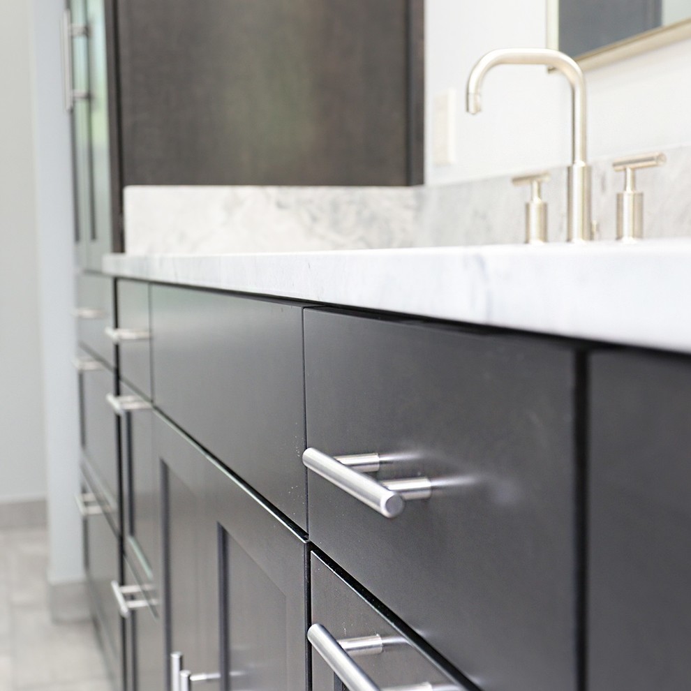 Exempel på ett stort modernt en-suite badrum, med skåp i shakerstil, grå skåp, ett fristående badkar, en öppen dusch, grå kakel, keramikplattor, grå väggar, klinkergolv i keramik, ett undermonterad handfat och marmorbänkskiva
