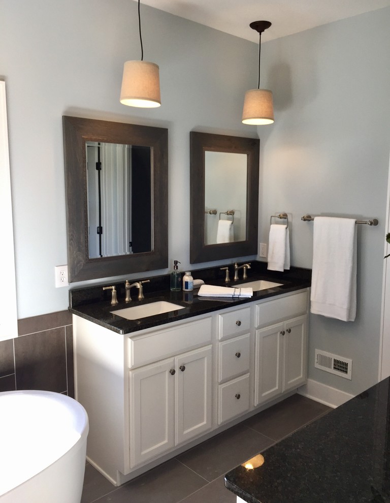 Inspiration för klassiska en-suite badrum, med luckor med infälld panel, vita skåp, ett fristående badkar, blå väggar, klinkergolv i keramik, ett undermonterad handfat och granitbänkskiva