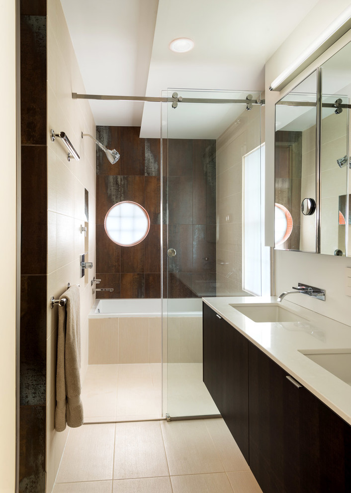 На фото: главная ванная комната в современном стиле с плоскими фасадами, темными деревянными фасадами, ванной в нише, душем без бортиков, бежевыми стенами, врезной раковиной и душем с раздвижными дверями