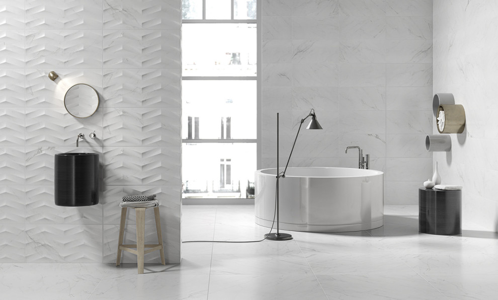 Свежая идея для дизайна: ванная комната в современном стиле с отдельно стоящей ванной, душевой комнатой, полом из керамогранита, подвесной раковиной и керамогранитной плиткой - отличное фото интерьера