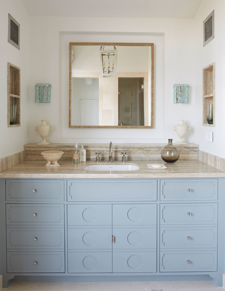 Ejemplo de cuarto de baño minimalista grande con armarios con rebordes decorativos, puertas de armario azules, paredes blancas, suelo de baldosas de porcelana, lavabo de seno grande, encimera de mármol y suelo blanco