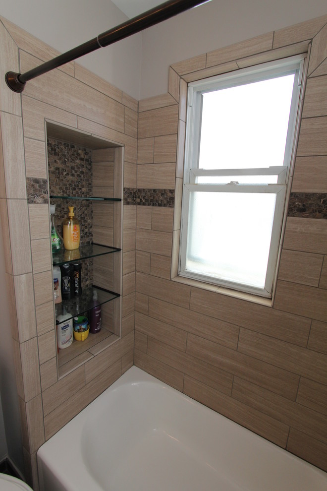 Exemple d'une douche en alcôve chic de taille moyenne pour enfant avec une baignoire en alcôve, des carreaux de porcelaine, un carrelage beige et un mur gris.