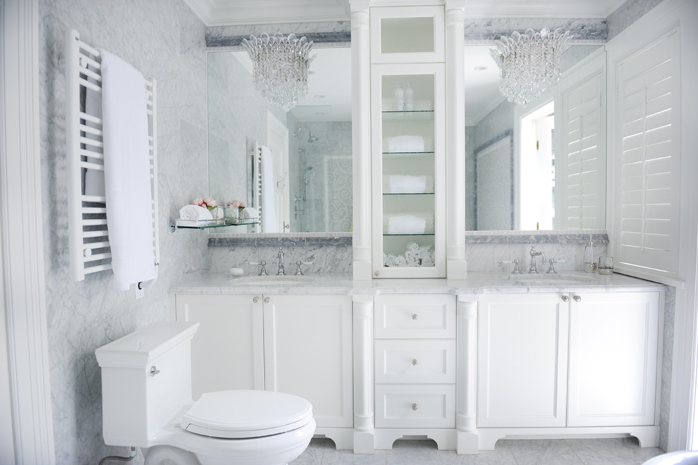 Idéer för mellanstora vintage en-suite badrum, med luckor med infälld panel, vita skåp, ett badkar med tassar, en hörndusch, en toalettstol med hel cisternkåpa, vit kakel, stenkakel, vita väggar, marmorgolv, ett undermonterad handfat och marmorbänkskiva