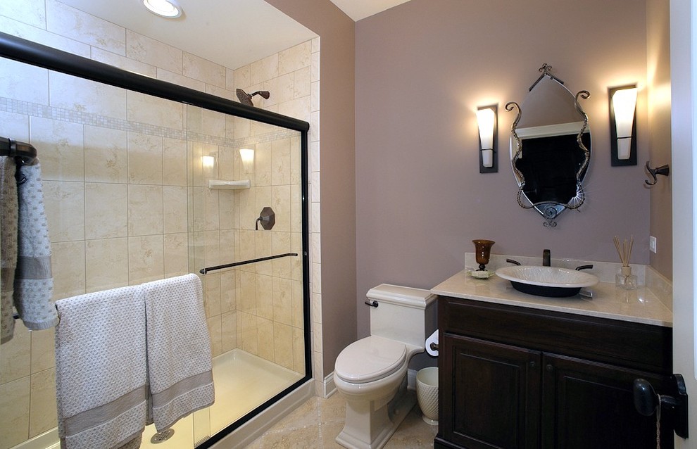 Immagine di una stanza da bagno tradizionale con lavabo a bacinella