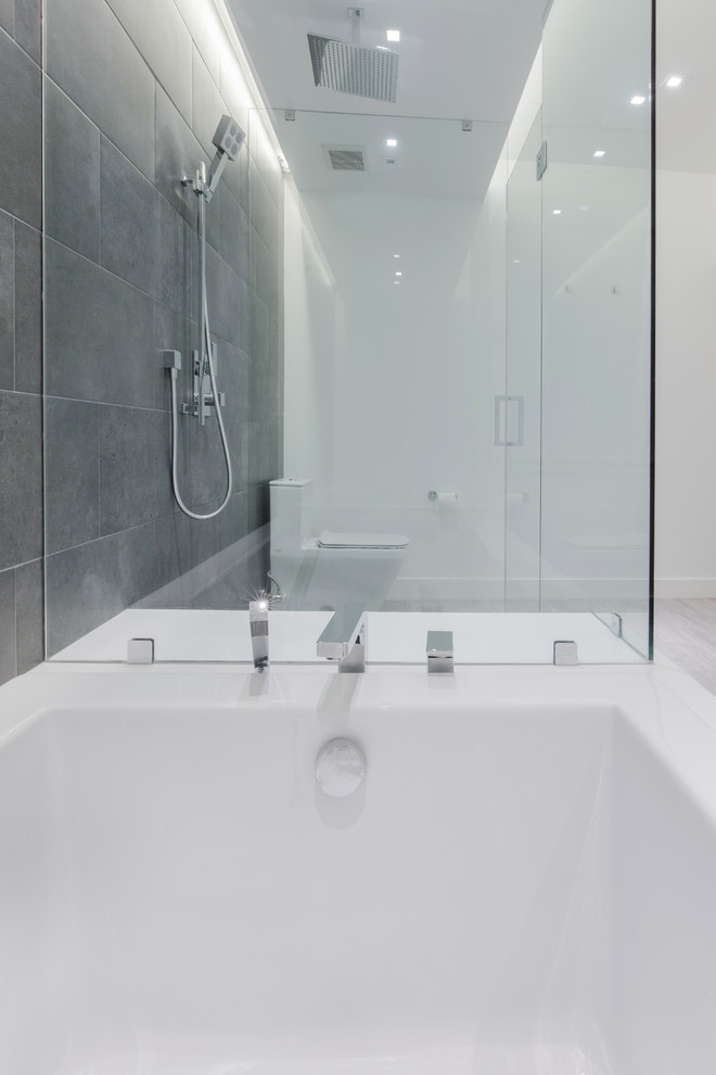 Exempel på ett mellanstort modernt badrum med dusch, med släta luckor, vita skåp, ett badkar i en alkov, en dusch i en alkov, en toalettstol med hel cisternkåpa, vita väggar, ljust trägolv, ett integrerad handfat och bänkskiva i akrylsten